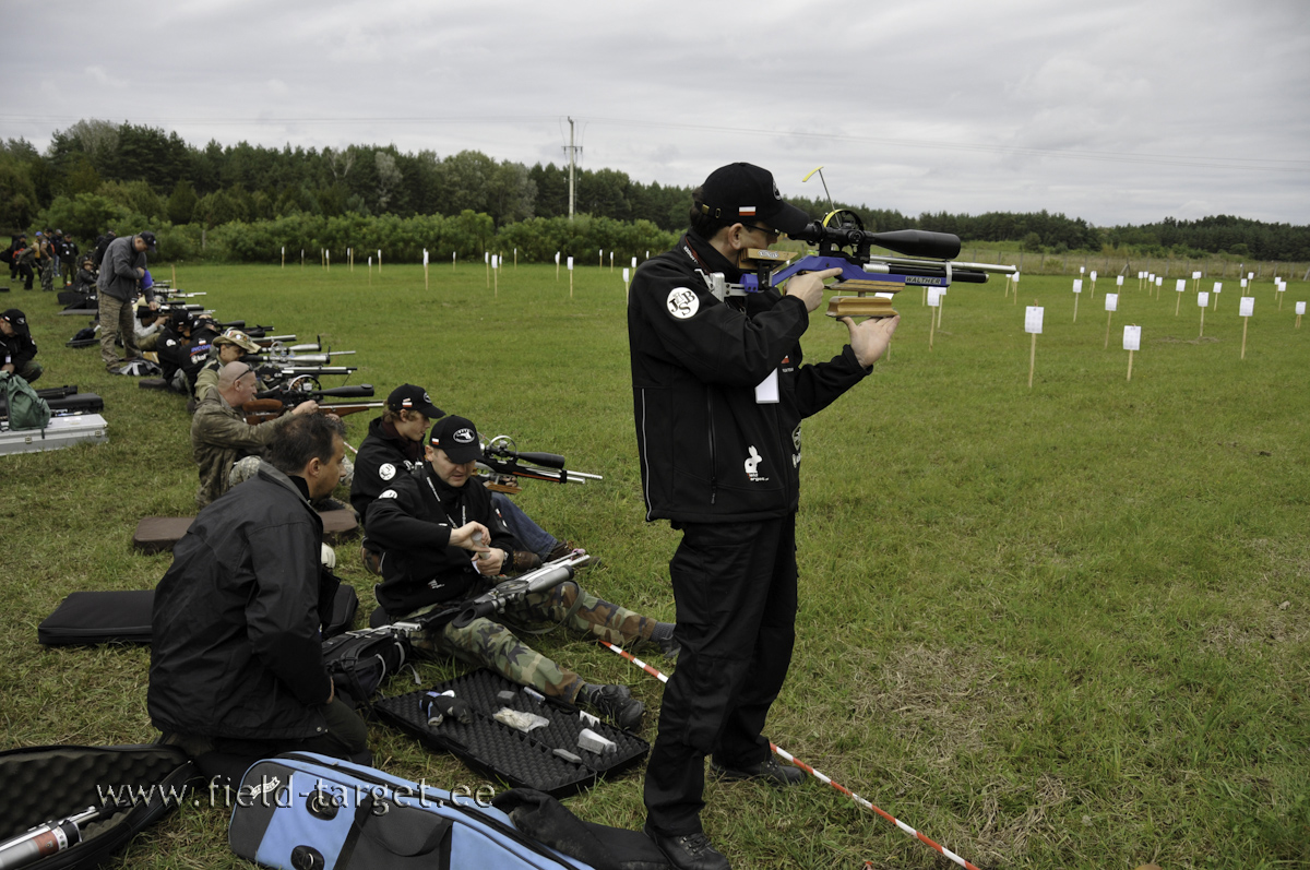 Poolakad torkasid silma oma musta värvi riietusega